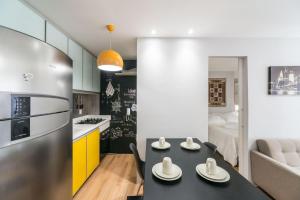 Una cocina o zona de cocina en Excelente flat em Setúbal Boa Viagem até 4 pessoas cercado por restaurantes e supermercados PM802