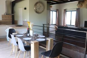 - une salle à manger avec une table et des chaises dans l'établissement Gite Aigues Vives, à Montpeyroux