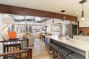 una cucina e un soggiorno con una grande isola in una casa di Shadow Mountain 3 ad Aspen