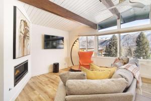 un soggiorno con divano e camino di Shadow Mountain 3 ad Aspen