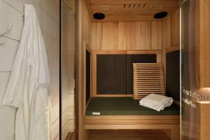 a small shower with a green bed in a room at Lemond Place Home in Snowmass Village +42 photos