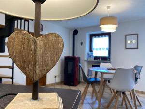 - un cœur en bois sur une table dans le salon dans l'établissement Grenier du Coeur - CIR VDA Aosta 0012, à Aoste