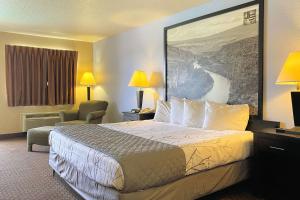 una habitación de hotel con una cama con una gran pintura en la pared en SureStay Hotel by Best Western New Braunfels, en New Braunfels