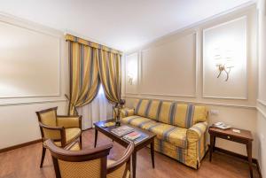 Posezení v ubytování The Regency Sure Hotel Collection by Best Western