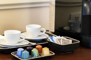 Příslušenství pro přípravu čaje a kávy v ubytování The Regency Sure Hotel Collection by Best Western
