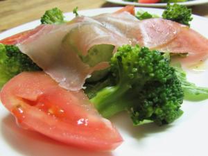 a white plate of food with broccoli and meat at ポロト案内舎 in Hamanaka