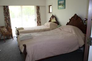 Un pat sau paturi într-o cameră la Blackball's Inn & 08 Cafe