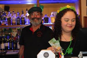 Ein Mann und eine Frau stehen hinter einer Bar in der Unterkunft Blackball's Inn & 08 Cafe in Blackball