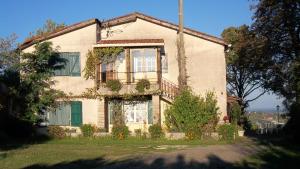 Casa grande con ventana y balcón. en Maison familiale avec piscine partagée à Moissac, jardin, en Moissac