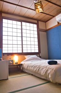 Uma cama ou camas num quarto em DJANGO Hostel & Lounge