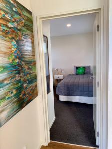 Postel nebo postele na pokoji v ubytování Amberley Serviced Apartments