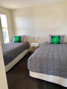 Postel nebo postele na pokoji v ubytování Amberley Serviced Apartments