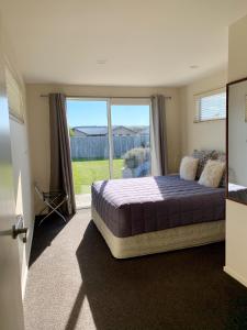 Postel nebo postele na pokoji v ubytování Amberley Serviced Apartments