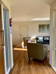 Posezení v ubytování Amberley Serviced Apartments