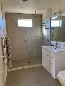 Koupelna v ubytování Amberley Serviced Apartments