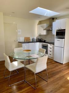 Kuchyň nebo kuchyňský kout v ubytování Amberley Serviced Apartments
