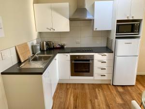 Kuchyň nebo kuchyňský kout v ubytování Amberley Serviced Apartments