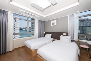 En eller flere senge i et værelse på Central Park Hotel Busan