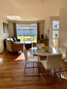 Posezení v ubytování Amberley Serviced Apartments