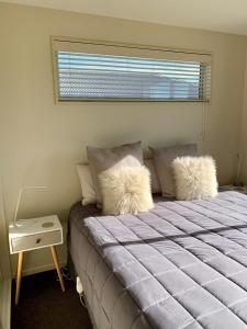 Postel nebo postele na pokoji v ubytování Amberley Serviced Apartments