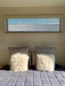Postel nebo postele na pokoji v ubytování Amberley Serviced Apartments