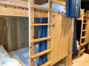 Uma cama ou camas num quarto em DJANGO Hostel & Lounge
