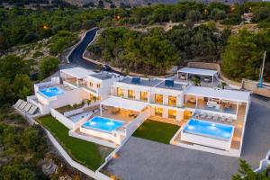 widok z powietrza na dom z dwoma basenami w obiekcie Villa Dione in Pefkos, Lindos area w Líndos