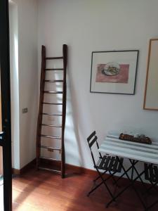 a room with a ladder and a table and a shelf at Il Bogno B&B in Lierna