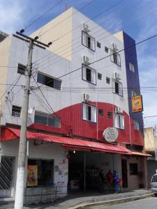 un grand bâtiment avec un rouge et un blanc dans l'établissement Hotel Estação da Fé, à Aparecida