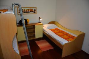Dormitorio pequeño con litera y escalera en Villa Almira, en Izola