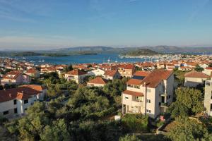 Blick auf eine Stadt mit Fluss und Häusern in der Unterkunft Apartmani Branka Murter in Murter