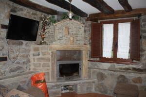 Televízia a/alebo spoločenská miestnosť v ubytovaní Casa Rural Las Machorras I y II