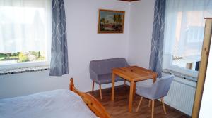 1 dormitorio con escritorio, silla y cama en Ferienwohnung Familie von Seggern, en Bispingen