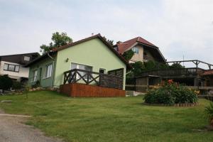 uma casa com um grande quintal em frente em Ferienhaus Grimm em Friedrichsbrunn