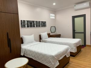 um quarto de hotel com duas camas e um espelho em MK Studio - Liên Phuong - District 9 em Ho Chi Minh