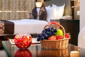una cesta de fruta en una mesa en una habitación de hotel en Lords Inn Porbandar, en Porbandar