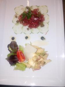een bord met groenten en fruit erop bij Guest House in Parabita