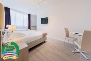 Łóżko lub łóżka w pokoju w obiekcie Hotel Delfino Venezia Mestre