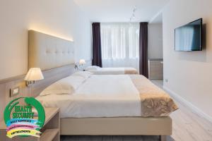 Łóżko lub łóżka w pokoju w obiekcie Hotel Delfino Venezia Mestre