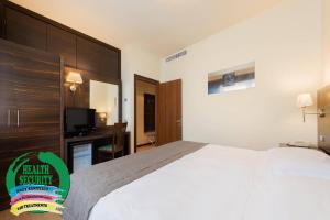Łóżko lub łóżka w pokoju w obiekcie Hotel Delfino Venezia Mestre