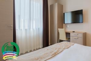 Telewizja i/lub zestaw kina domowego w obiekcie Hotel Delfino Venezia Mestre