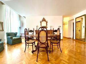een eetkamer met een tafel en stoelen bij Case Natoli - Residenze d'Epoca in Palermo