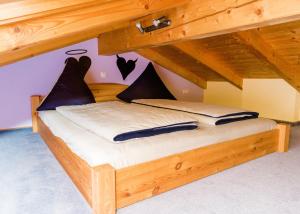 - un lit dans le grenier d'une chambre dans l'établissement Ferienhaus Hexenschlummer - Schlafzimmer und romantischer Schlafboden, à Thale