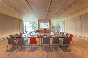 a conference room with a long table and chairs at LA VILLA am Starnberger See in Niederpöcking