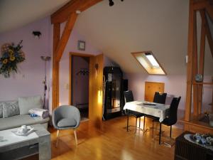 - un salon avec un canapé et une table dans l'établissement Ferienwohnung Lore, à Weiler-Simmerberg
