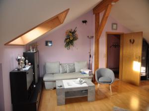 uma sala de estar com um sofá e uma mesa em Ferienwohnung Lore em Weiler-Simmerberg
