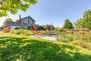 een huis op het water met twee stoelen op een steiger bij GITE LE RAFLO in Cordemais