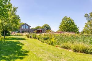 een tuin met een huis op de achtergrond bij GITE LE RAFLO in Cordemais