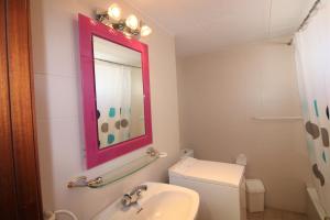 ロザスにあるGlobal Immo 2035 Olympiaのバスルーム(白いトイレ、ピンクの鏡付)