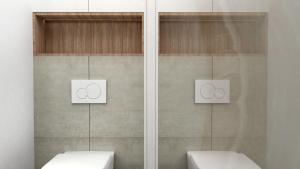 dwie toalety w łazience z dwoma znakami na ścianie w obiekcie Apartament przy Krupowkach w Zakopanem